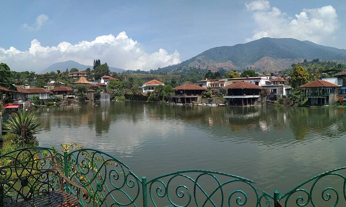 Cipanas Villa | Villa Lot 5 Lake View for 30 pax
