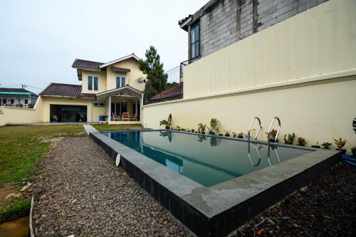Cipanas Villa | Villa Puncak Kota Bunga, Swarna Villa Swimming Pool
