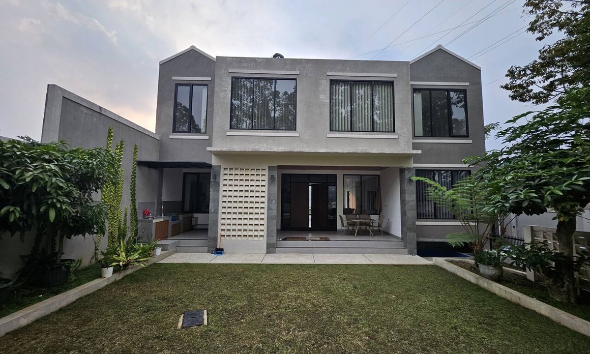 Ciburial House | Wonderful 5-bedroom house with AC in charming Bandung and Mountain Views.