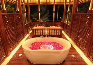 Romantic 1BR Beach Front Villa, Pabean Beach! 9Min Drive To Bali Safari! W/Pool!