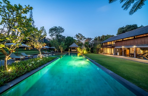 Umalas Villa | 7BR Villa For Large Groups W/Pool Table, Canggu! 9Min Drive To Seminyak Square!