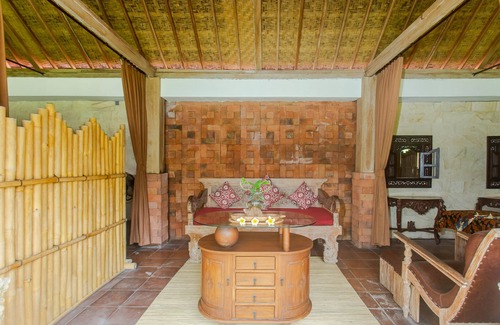 Kemenuh Hostel | Kailash Suite by GenuineHost