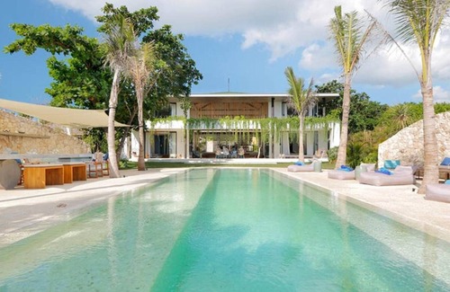 Mushroom Bay Villa | Steps from the Sea, Wrapped in Luxury – Bali Villa 1073