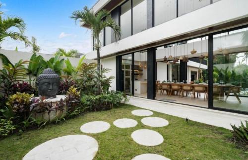 Pejeng Kawan Villa | Ubud Magnificent 6 BR Infinity Pool Villa