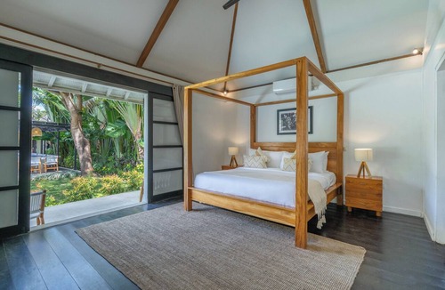 Petitenget Villa | 10-bedroom private estate in Seminyak, perfect for large groups, family gatherings, retreats, and celebrations. Enjoy daily breakfast, a private chef, airport transfers, complimentary massages, housekeeping, and a dedicated driver.