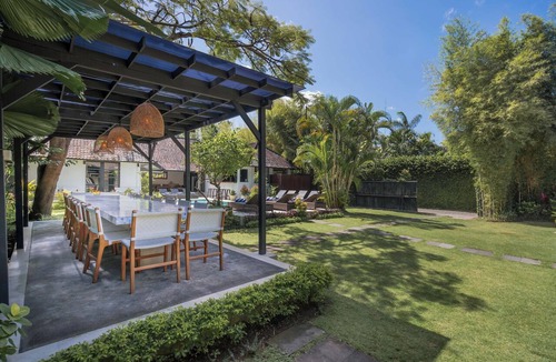 Petitenget Villa | 10-bedroom private estate in Seminyak, perfect for large groups, family gatherings, retreats, and celebrations. Enjoy daily breakfast, a private chef, airport transfers, complimentary massages, housekeeping, and a dedicated driver.
