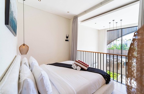 Batu Bolong Villa | 1BR Private Pool Villa in Batu Bolong Walk to Cafés