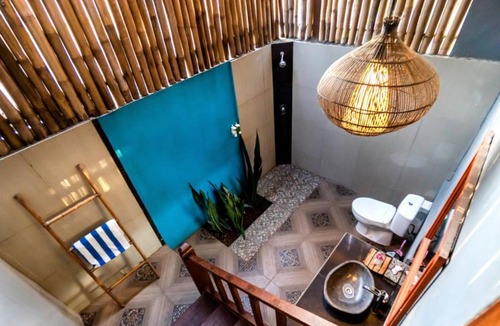 Mushroom Bay Cottage | 2 Bedroom Classic Balinese Wooden Cottage Near Mushroom Bay