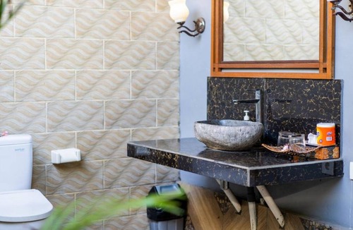 Mushroom Bay Cottage | 2 Bedroom Classic Balinese Wooden Cottage Near Mushroom Bay