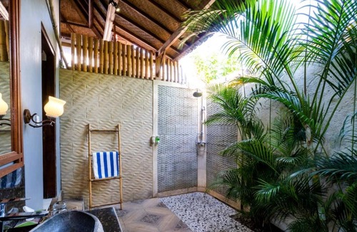 Mushroom Bay Cottage | 2 Bedroom Classic Balinese Wooden Cottage Near Mushroom Bay
