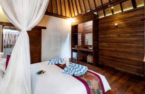 Mushroom Bay Cottage | 2 Bedroom Classic Balinese Wooden Cottage Near Mushroom Bay