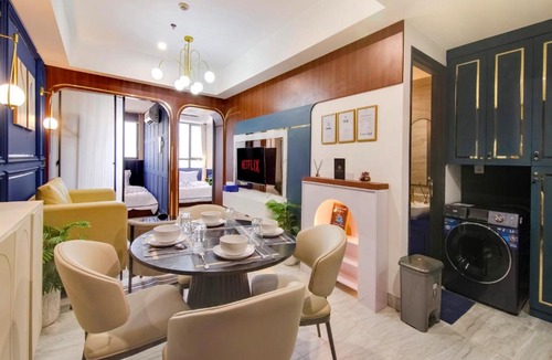 Pinang Apartment | 2BR Collins Art Deco W Pool & Playstation 5