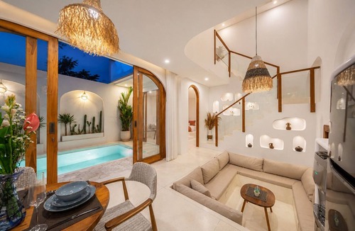 Batu Bolong Villa | 2BR Private Pool Villa Near Batu Bolong & La Brisa