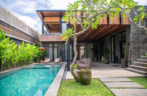 Kediri Villa | 4 BR Retreat Villa - Beach Access