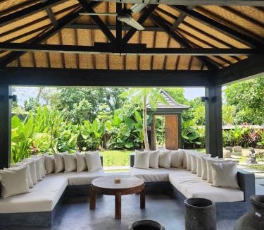 Kediri Villa | 4 BR Retreat Villa - Beach Access