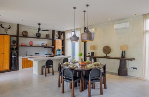 Kediri Villa | 4 BR Retreat Villa - Beach Access