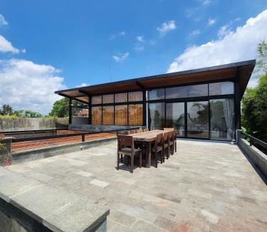 Kediri Villa | 4 BR Retreat Villa - Beach Access