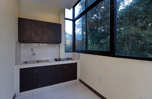 Dalung Apartment | 4 Person Room With Walk-In Rain Shower