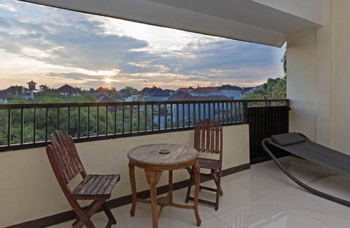 Dalung Apartment | 4 Person Room With Walk-In Rain Shower
