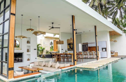 Kedewatan Villa | 4BR Villa René Luxury & Serenity in Rice Fields