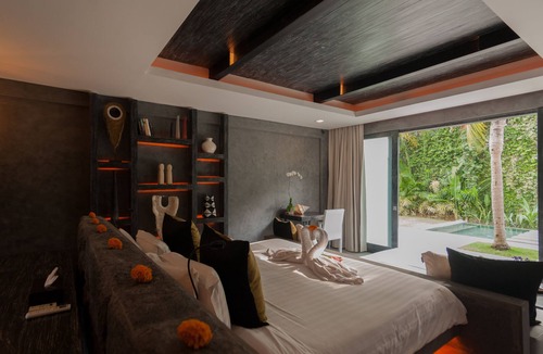 Seminyak Villa | 5BR Tropical Garden Villa In Central Seminyak - Romantic View!