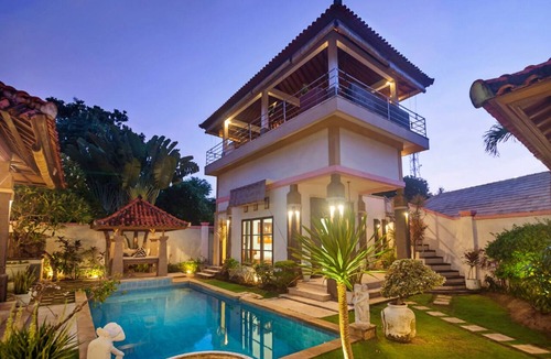 Nusa Dua Villa | 7-bedroom private estate in Nusa Dua. Accommodating up to 14 guests with flexible bedding arrangements. Includes daily breakfast, a private chef, airport transfers, complimentary massages, housekeeping, and a dedicated driver.