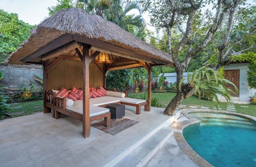 Dyanapura Villa | 7-bedroom private estate in Seminyak, perfect for large groups and families. Accomodate up to 18 guests. Jasmina Estate includes daily breakfast, a private chef, airport transfers, complimentary massages, housekeeping, and a dedicated driver.
