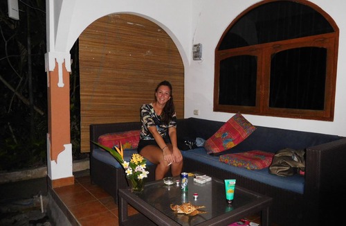 Candi Dasa Apartment | Apartment with beautiful garden 20 meters from beach with shared pool