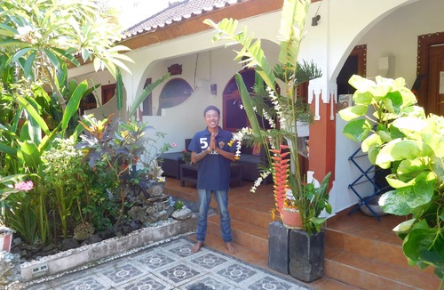 Candi Dasa Apartment | Apartment with beautiful garden 20 meters from beach with shared pool