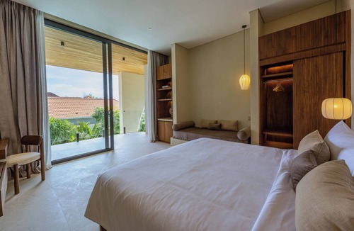 Umalas Villa | Architect Designed 6BR Tropical villa with huge curve pool