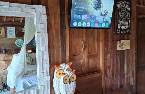 Sebatu Cabin | Artsy Cabin Jungle Pool & Unique Car Bath