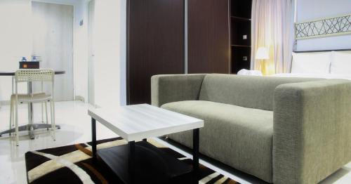 Cikarang Apartment | Azalea Suites Cikarang Studio Apartment with Bathtub By Travelio
