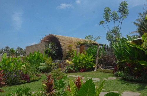 Peliatan Villa | Beautiful Open Living with Bee House