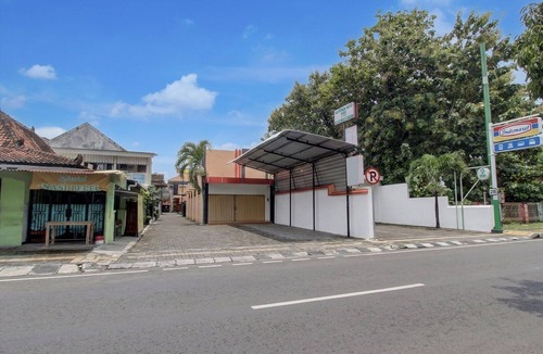 Yogyakarta House | Budget-Friendly Twin Stay w/Free WiFi