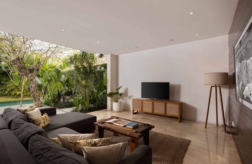 Berawa Villa | Canggu 3 bedrooms private pool villa accomodate 8 persons