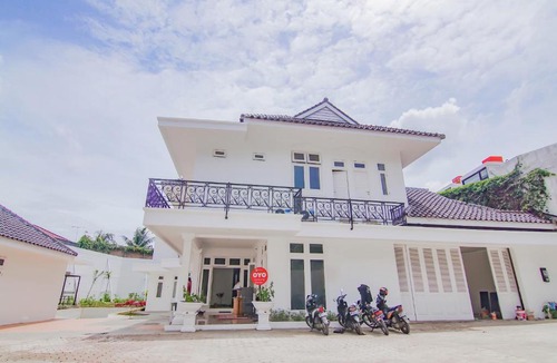 Bangka Hotel | Capital O 90342 Kemang Garden