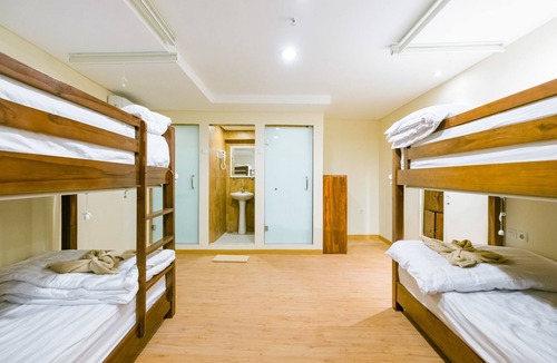 Batu Bolong Hostel | Caroline Hostel