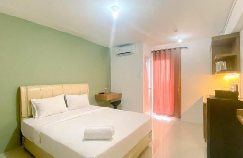 Jatinegara Apartment | Comfy and Strategic Studio Apartment at Bassura City By Travelio