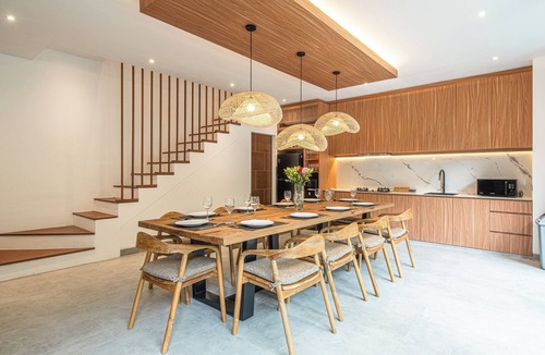 Batubelig House | Contemporary 5BR Luxury Villa – 400m to the Shore