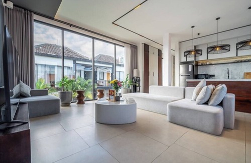Ubud City-Centre House | Cozy 3BR in Central Ubud w Pool, Bathtub & Kitchen