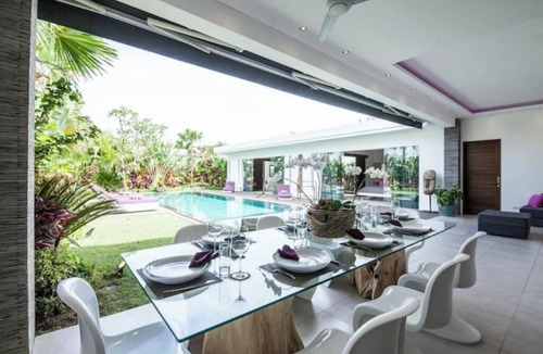 Sunset Road House | Cozy 4 BR Modern Villa in Seminyak, Large Pool, Perfect and Fantastic