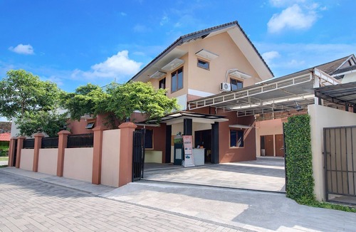 Depok House | Cozy Double Escape W/Free WiFi and Parking