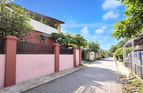 Depok House | Cozy Double Escape W/Free WiFi and Parking