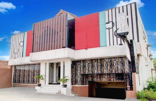 Depok House | Cozy Double Escape W/Free WiFi and Parking