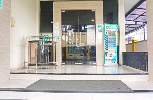 East Jakarta House | Cozy Double Escape W/Free WiFi and Parking