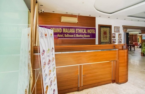 Palembang House | Cozy Double Escape with Free WiFi and Parking