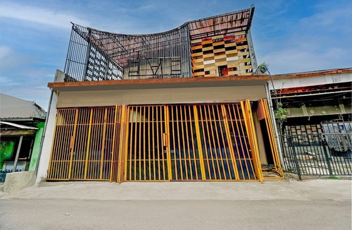 Surabaya House | Cozy Double Escape W/Free WiFi and Parking