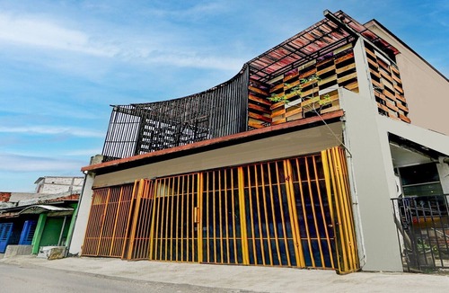 Surabaya House | Cozy Double Escape W/Free WiFi and Parking