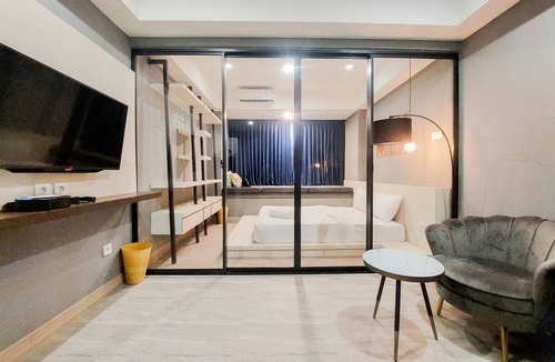 Pinang Apartment | Cozy Living 1Br Collins Boulevard Apartment