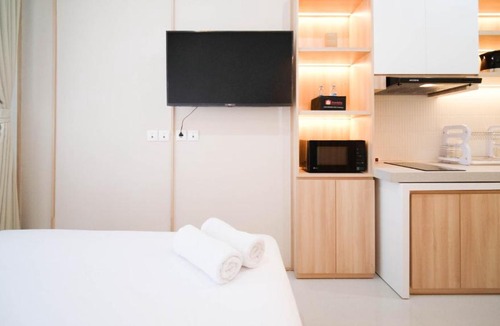 Surabaya Apartment | Cozy Studio Connected to Mall at The Vertu Apartment By Travelio
